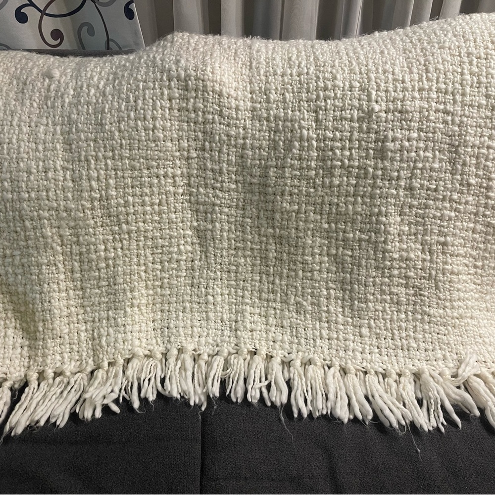 Badgley Mischka knitted blanket 48” X 68”